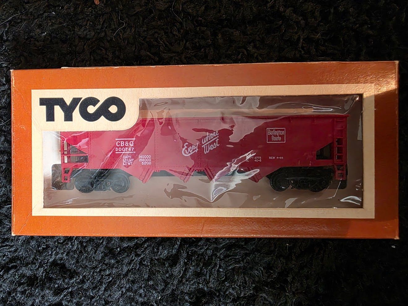 HO Gauge Burlington Route 4 Bay Hopper Car CB&amp;Q 300747 Red - Tyco
