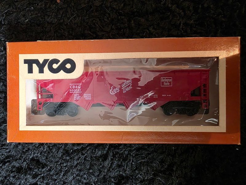 HO Gauge Burlington Route 4 Bay Hopper Car CB&amp;Q 300747 Red - Tyco