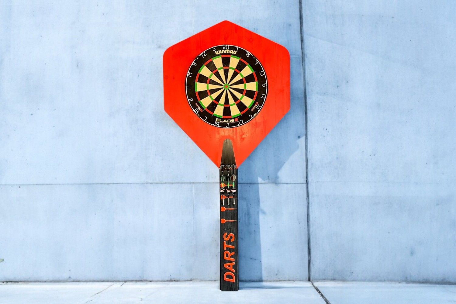 Personalisierbarer Dart Sourround im Dartpfeil-Design