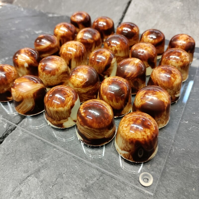Valkosuklaa cappuccino-caramel konvehti (G)