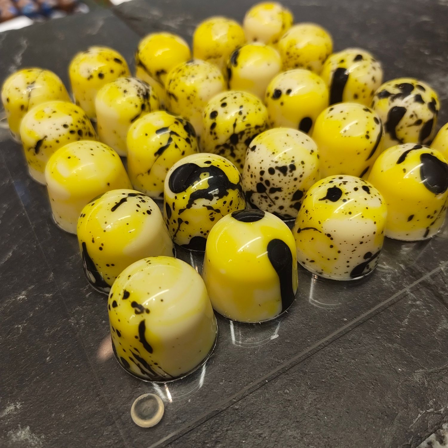 Valkosuklaa sitruuna vanilja konvehti (G)