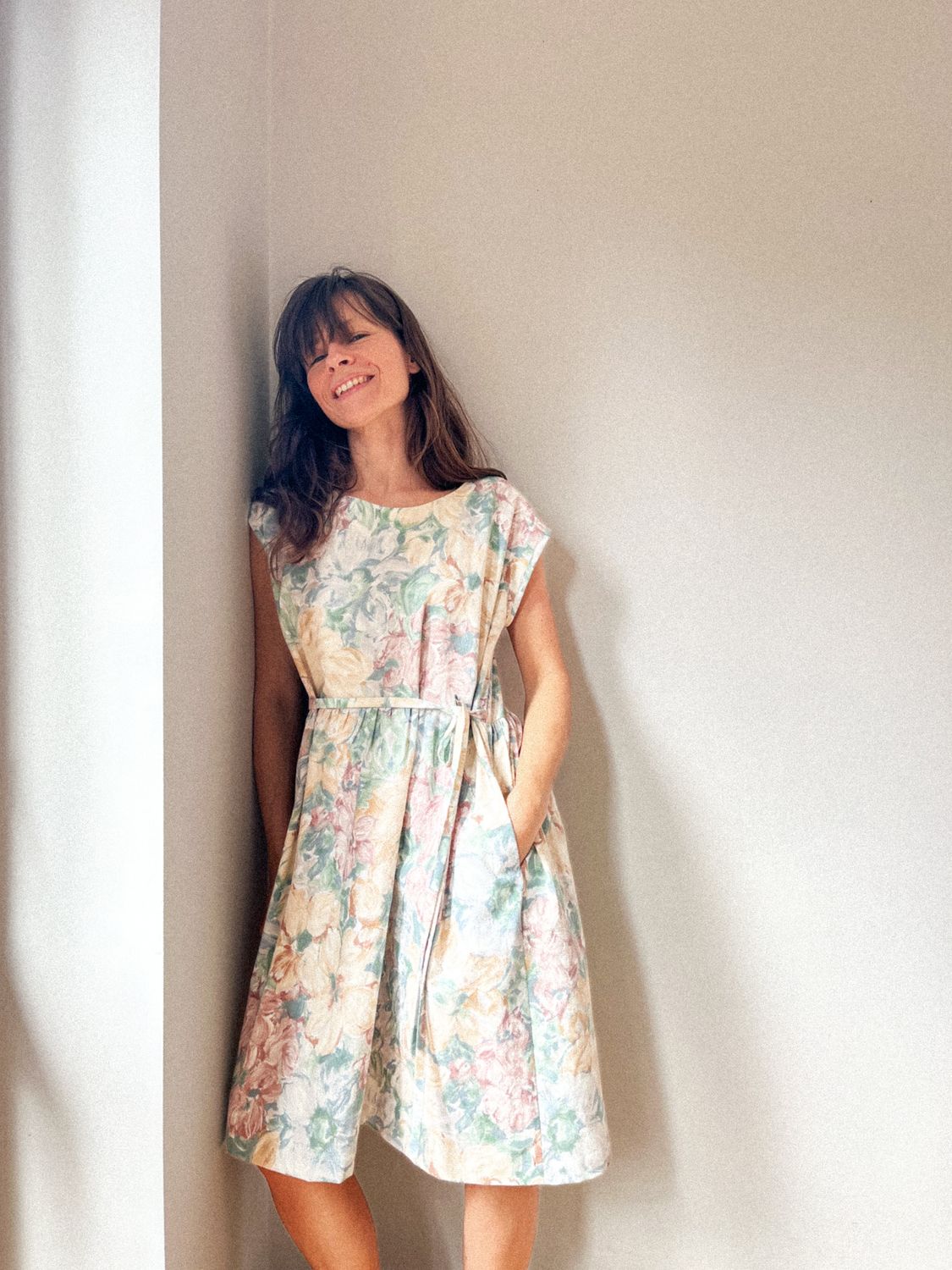 Sukienka z wiązaniem w pasie MIMI /PASTELA/