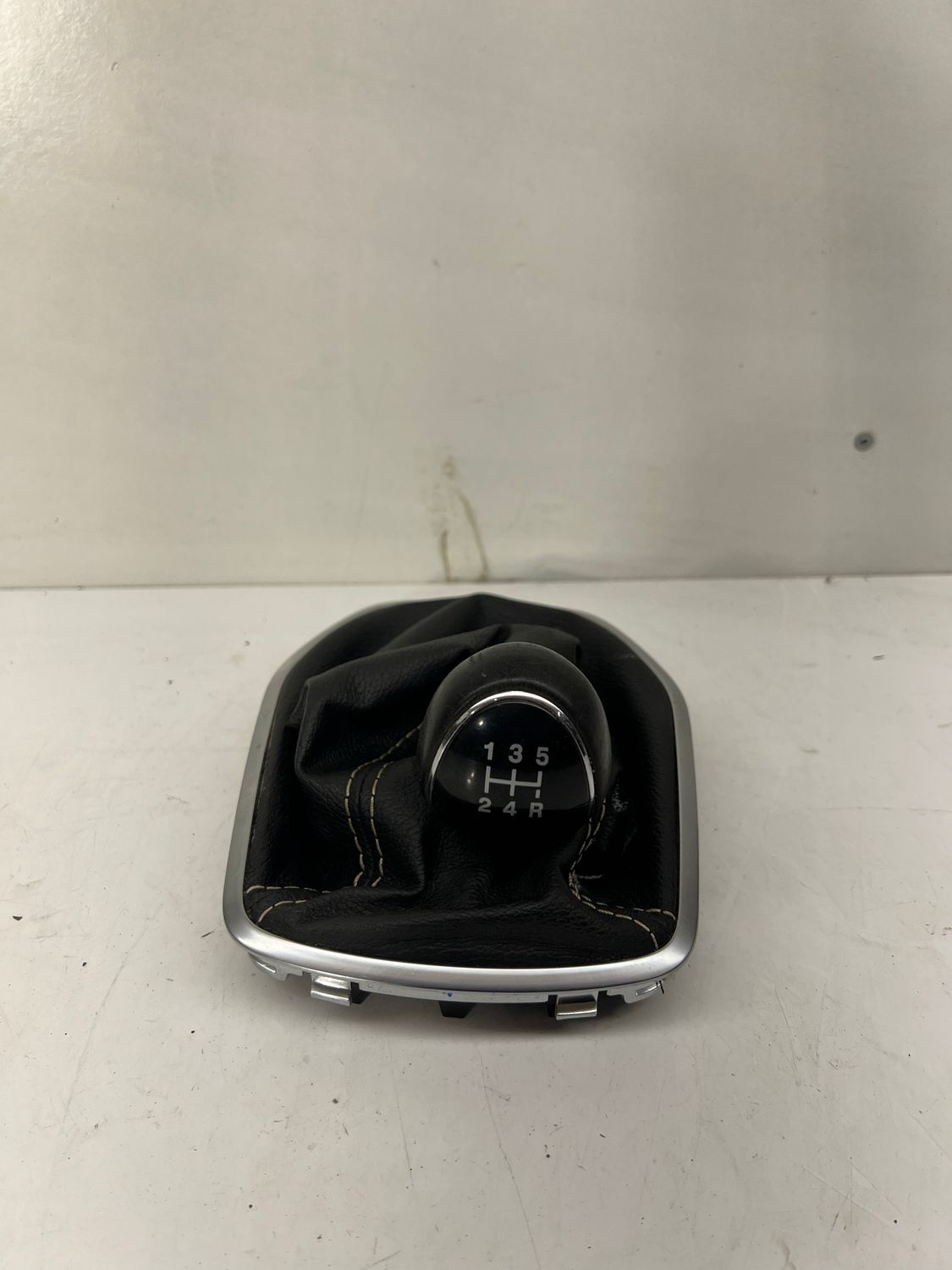 FORD FIESTA 2015 5 SPEED GEAR KNOB WITH GAITOR A2l11b5s