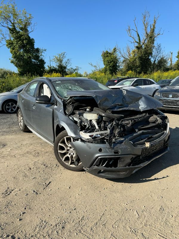 Breaking 2016 Volvo V40 2.0L Diesel