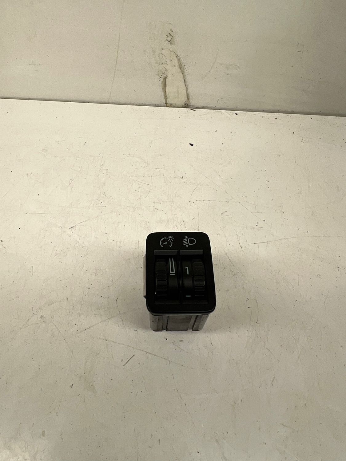 Volkswagen passat b7 2012 headlight height adjuster a2l11b6s