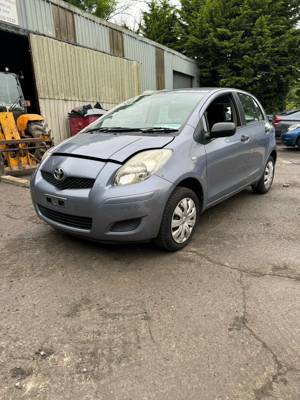 Breaking 2010 Toyota Yaris 1L Petrol Manual