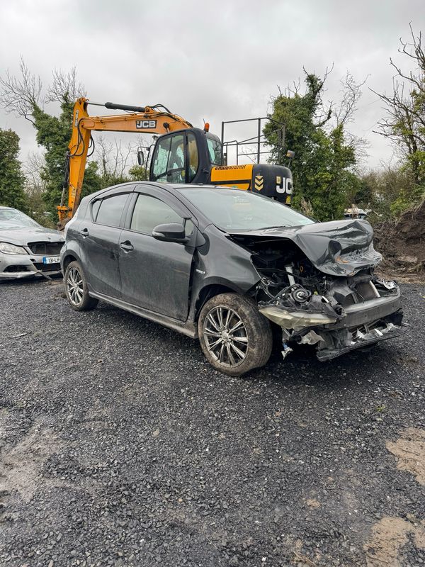 Breaking Toyota Aqua 2013 1.5 Hybrid