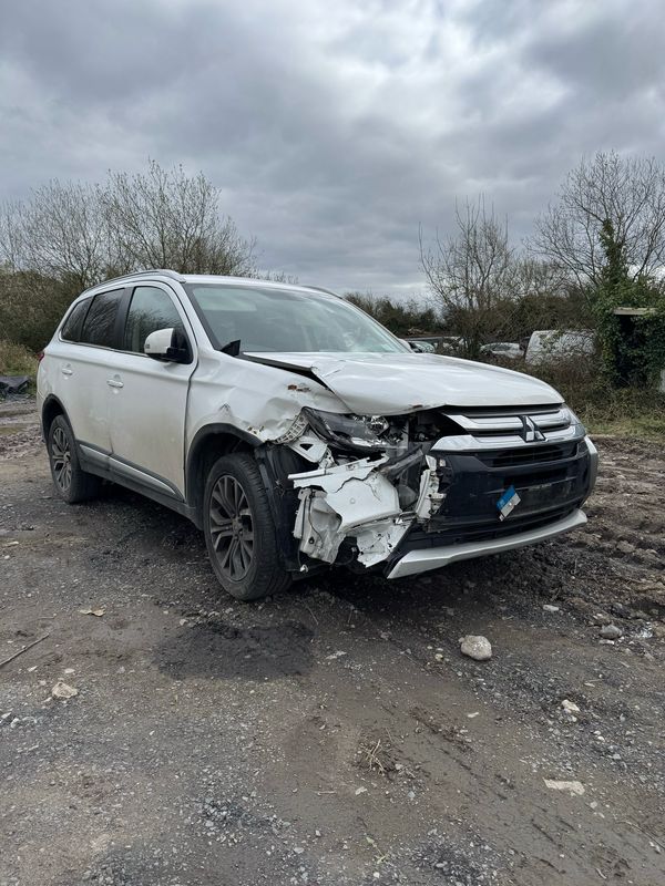 Breaking Mitsubishi Outlander 2016 2.2 Diesel