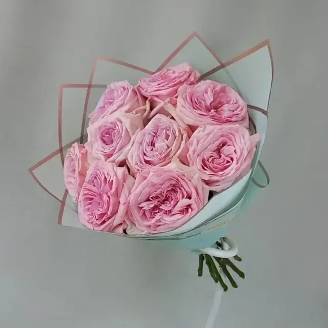 The bouquet is made of 9 pink fragrant roses.
