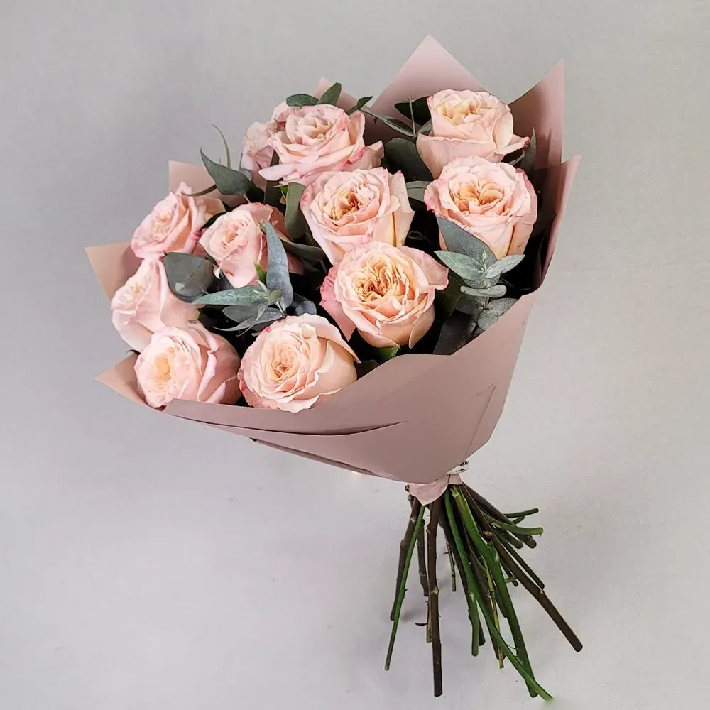 A bouquet of 11 roses