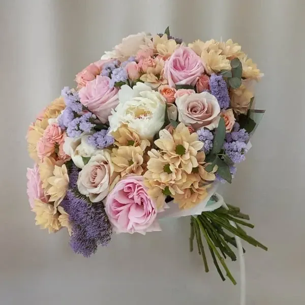 The bouquet is made with seasonal flowers in summer colors.