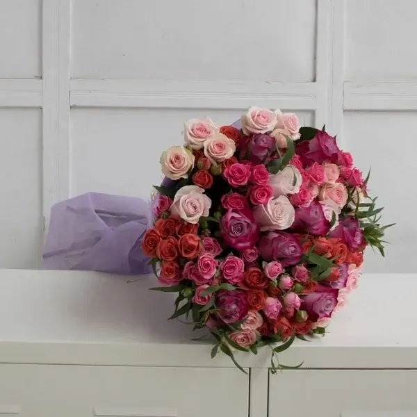 Roses in pink tones are used in the bouquet.
