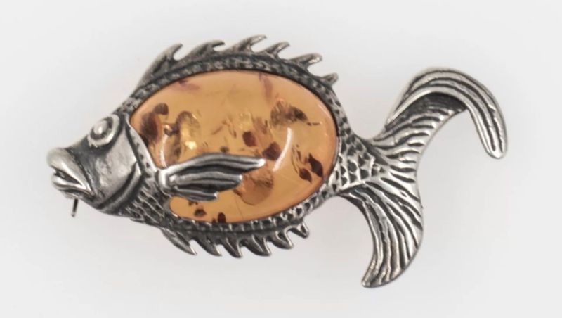 Fischland-Brosche, besetzt mit Bernstein, gepunzt 925er Silber.
