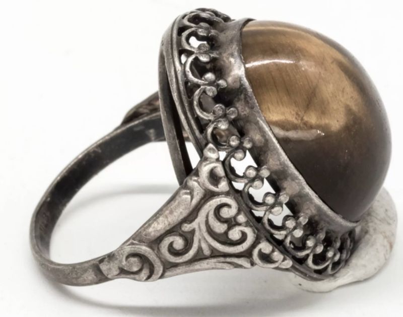 SILBERRING, BESETZT MIT TIGERAUGE, GEPUNZT MIT 800ER SILBER. RINGGRÖSSE 54.