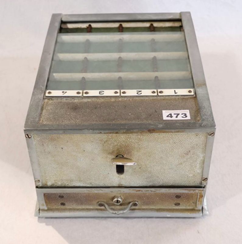 BIERMARKENKASSE DER FIRMA IDEAL MIT BIERMARKEN, ALTERS- UND GEBRAUCHSSPUREN, H 20 CM, B 27 CM, T