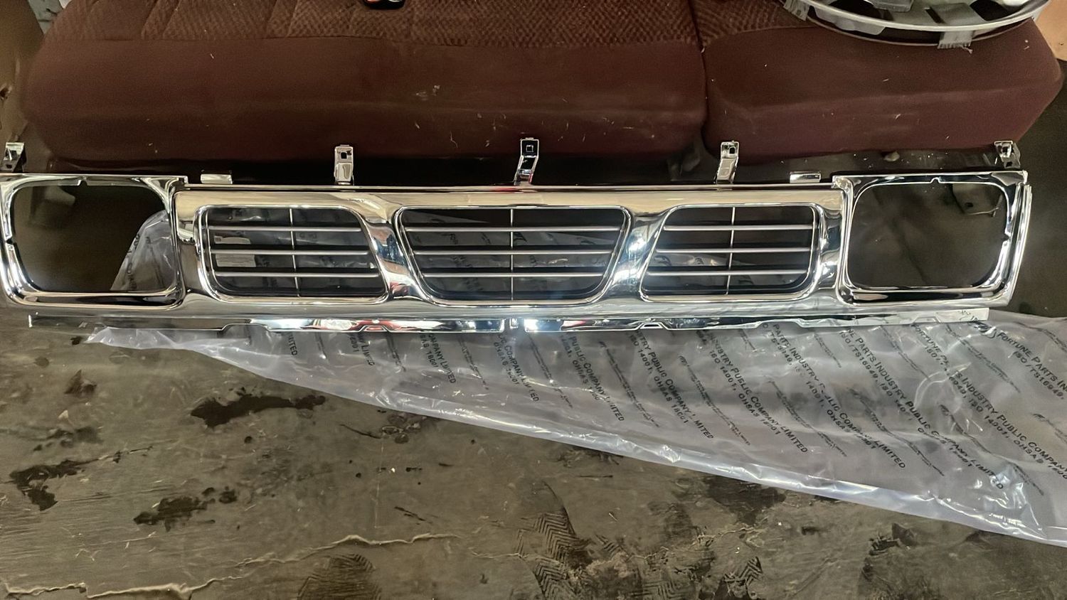 Parrilla cromada Nissan D21