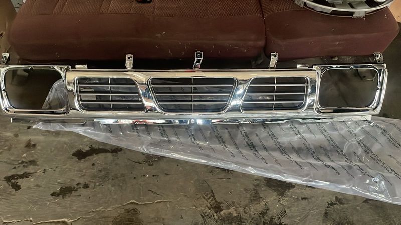 Parrilla cromada Nissan D21