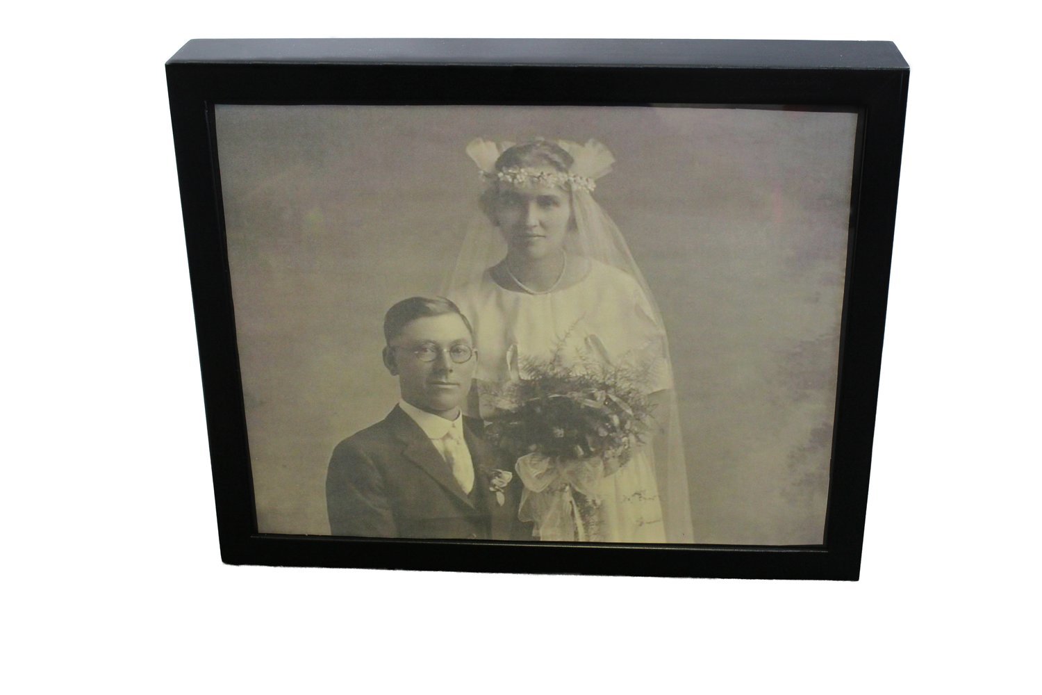Majestic Memories Series Single, Choose Finish: Black, Choose Display: Picture Urn
