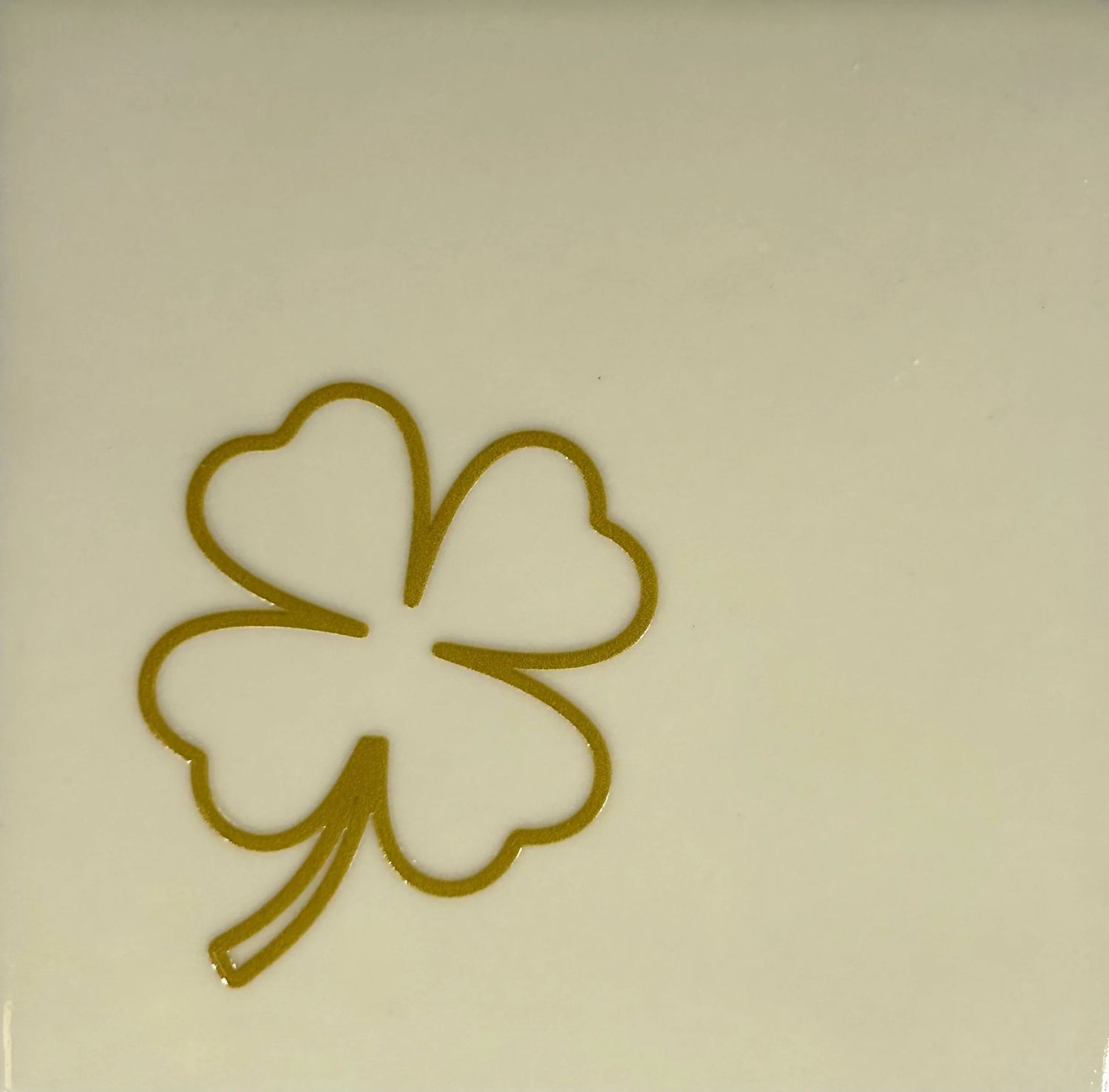 Tegel - &#39;klavertje&#39; creme/goud