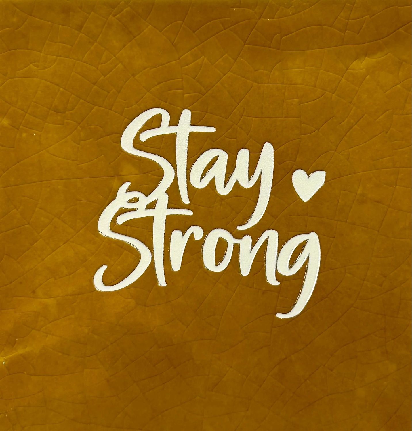 Tegel - &#39;stay strong&#39; oker/creme