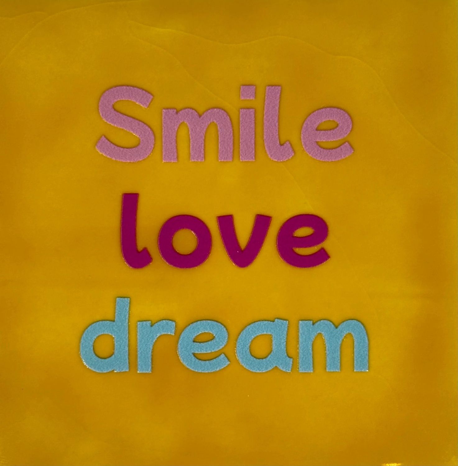 Tegel - &#39;smile love dream&#39; geel/warmroze