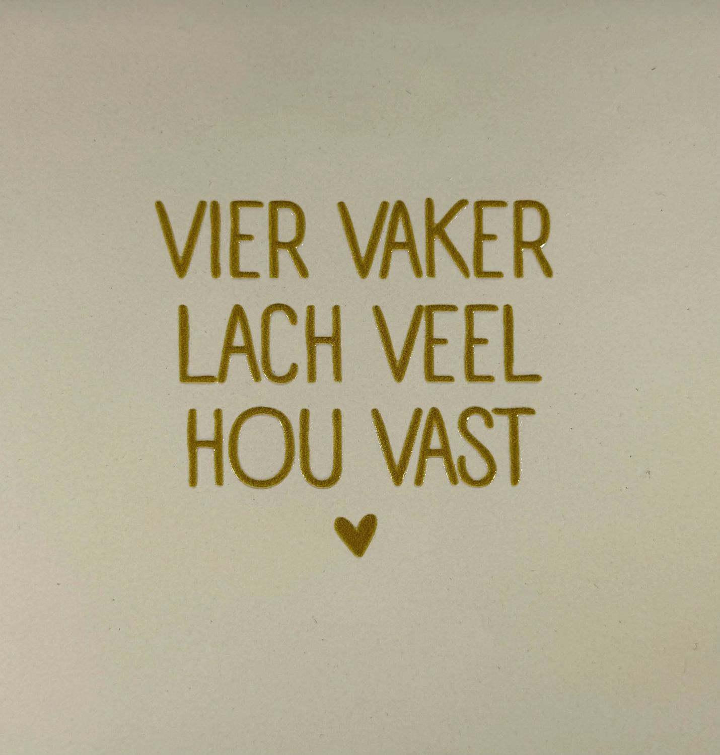 Tegel - &#39;vier vaker lach veel hou vast&#39; creme/goud