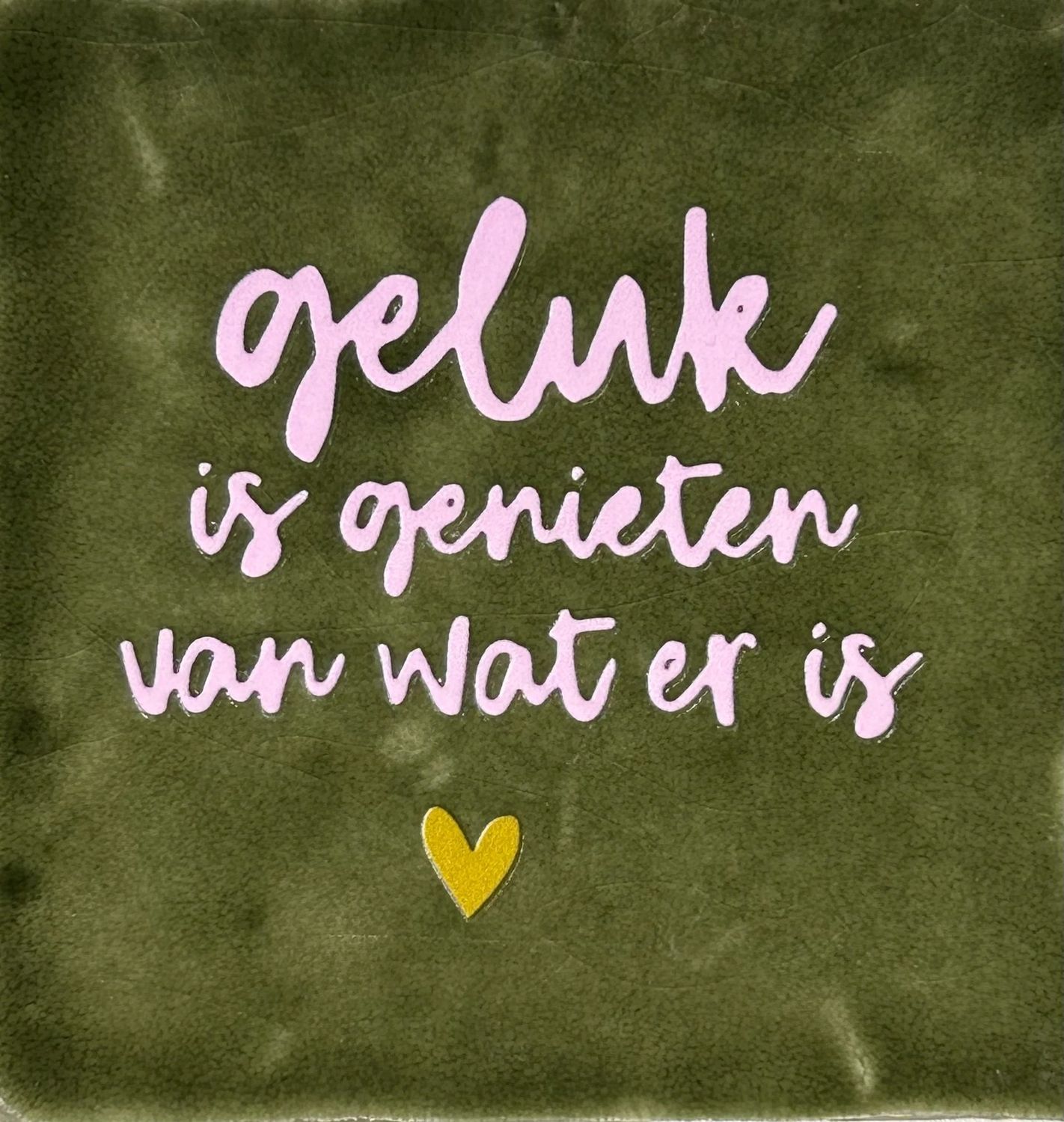 Tegel - &#39;geluk is genieten…&#39; olijf/babyroze