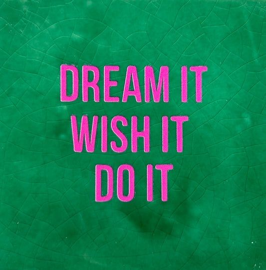 Tegel - 'dream it wish it do it' hardgroen/roze