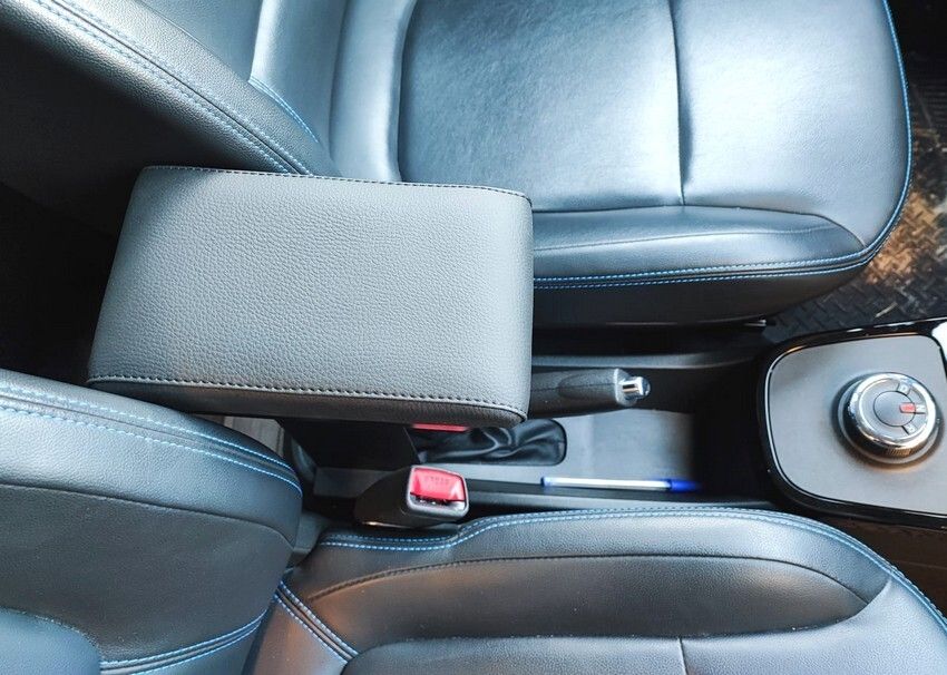 Adjustable armrest with storage for Dacia Spring