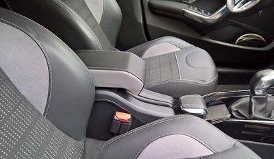 Bracciolo DESIGN per Peugeot 2008 (2013-2019) - montaggio "plug in" - regolabile in lunghezza