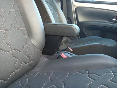 Bracciolo regolabile con portaoggetti Toyota Aygo X (2021-11/2025)