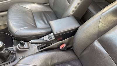 Saab 9.3 (1998-2003) et 900 s/se (1994-1998) - accoudoir réglable avec porte-objet