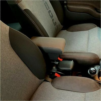 Fiat Panda (ad 2012&gt;) - die Mittelarmlehne mit Staufach