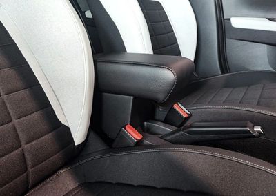 Citroën NEU C3 (2024>) IV phase - die Mittelarmlehne mit Staufach in der Länge verstellbaren