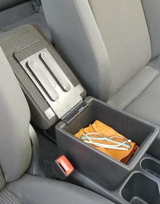 Die Mittelarmlehne mit Staufach für Volkswagen CADDY (2021>) in der Länge verstellbaren