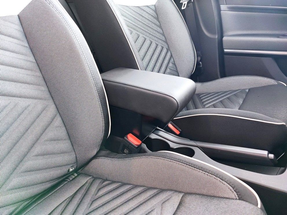 Fiat 600 Hybrid und Benzinauto - die Mittelarmlehne mit Staufach in der Länge verstellbaren