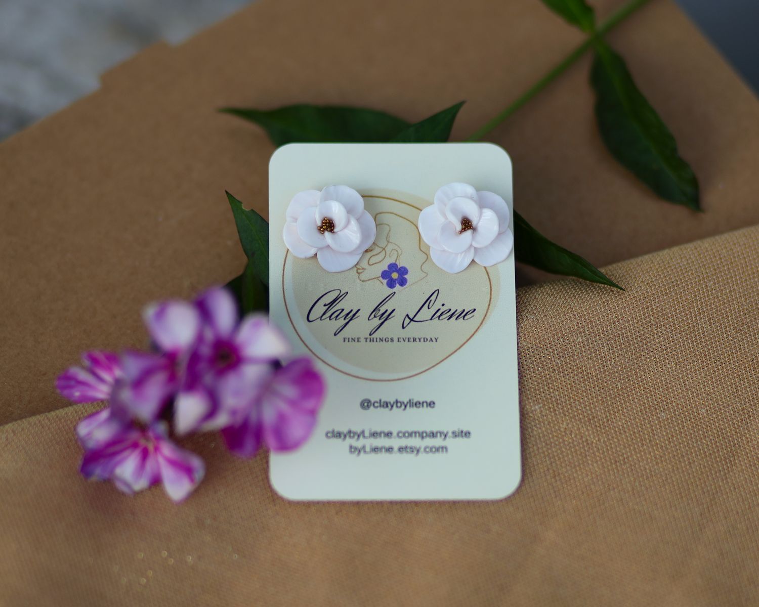 Flower earrings with poppy seed effect