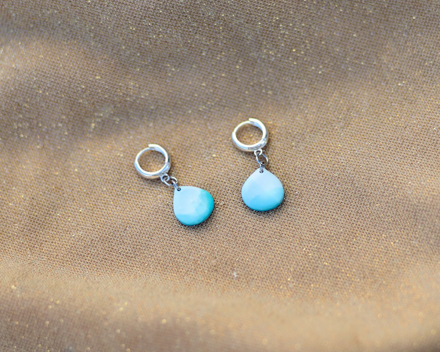 Huggie medium drop earrings