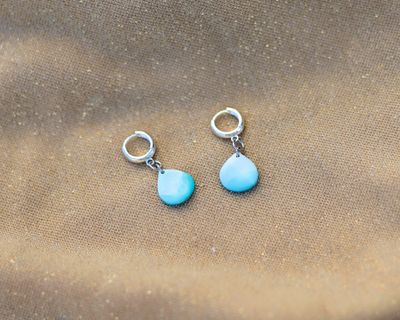 Huggie medium drop earrings