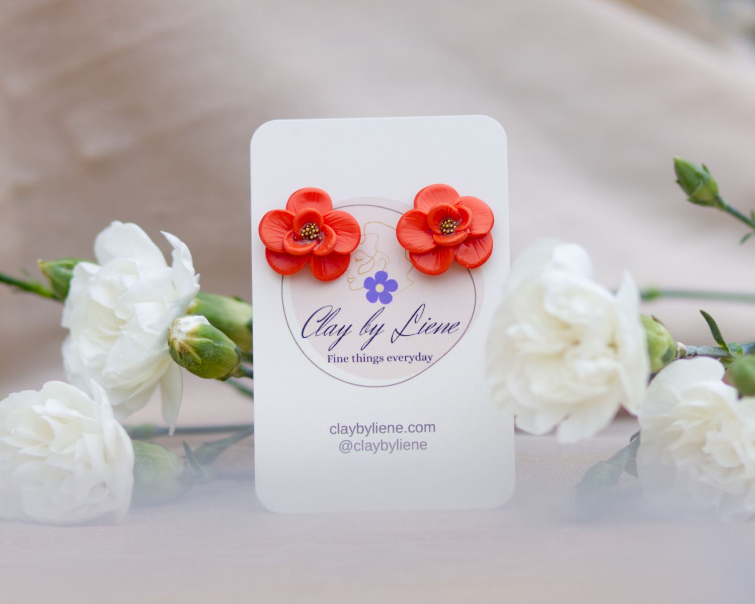 Flower earrings with poppy seeds