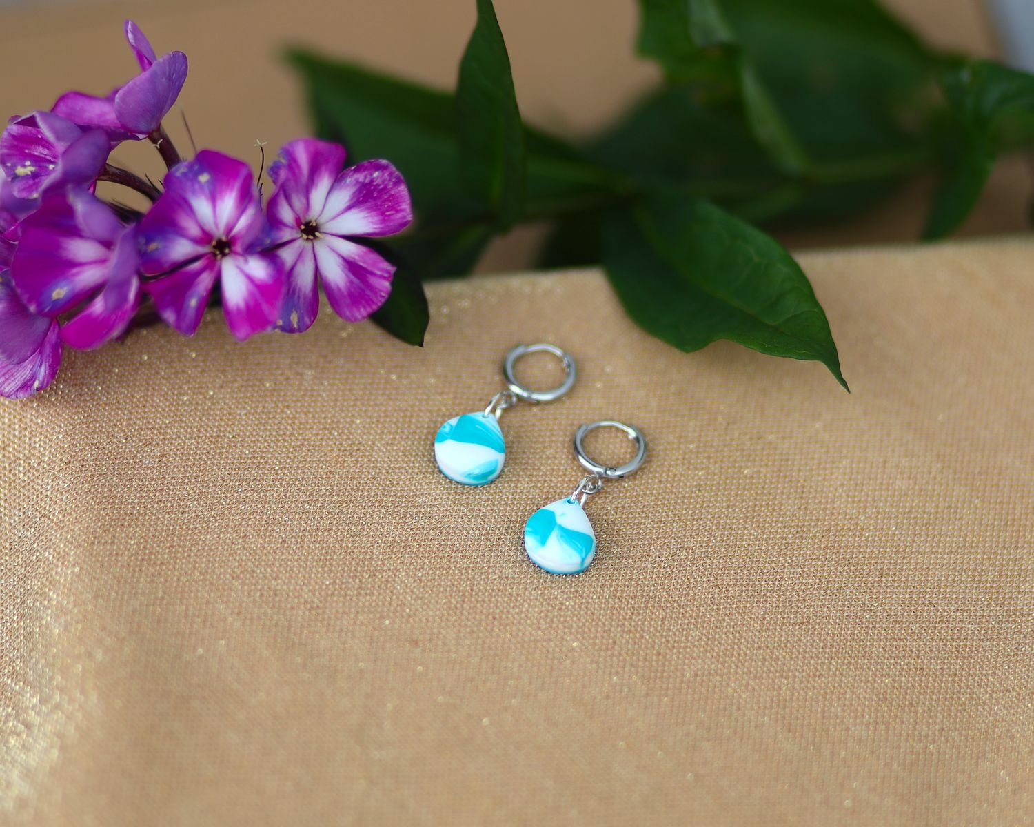 Small drop earrings with huggies