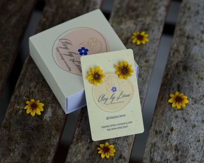 Small sunflower studs