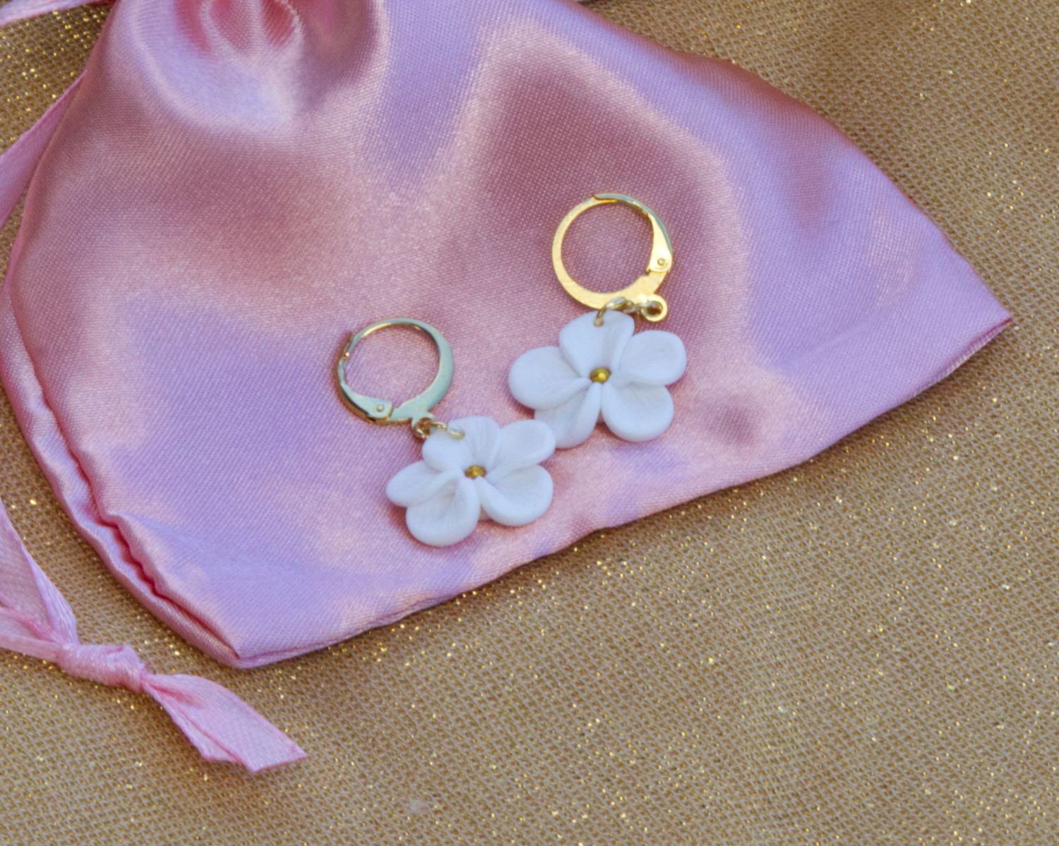 Huggie small flower earrings