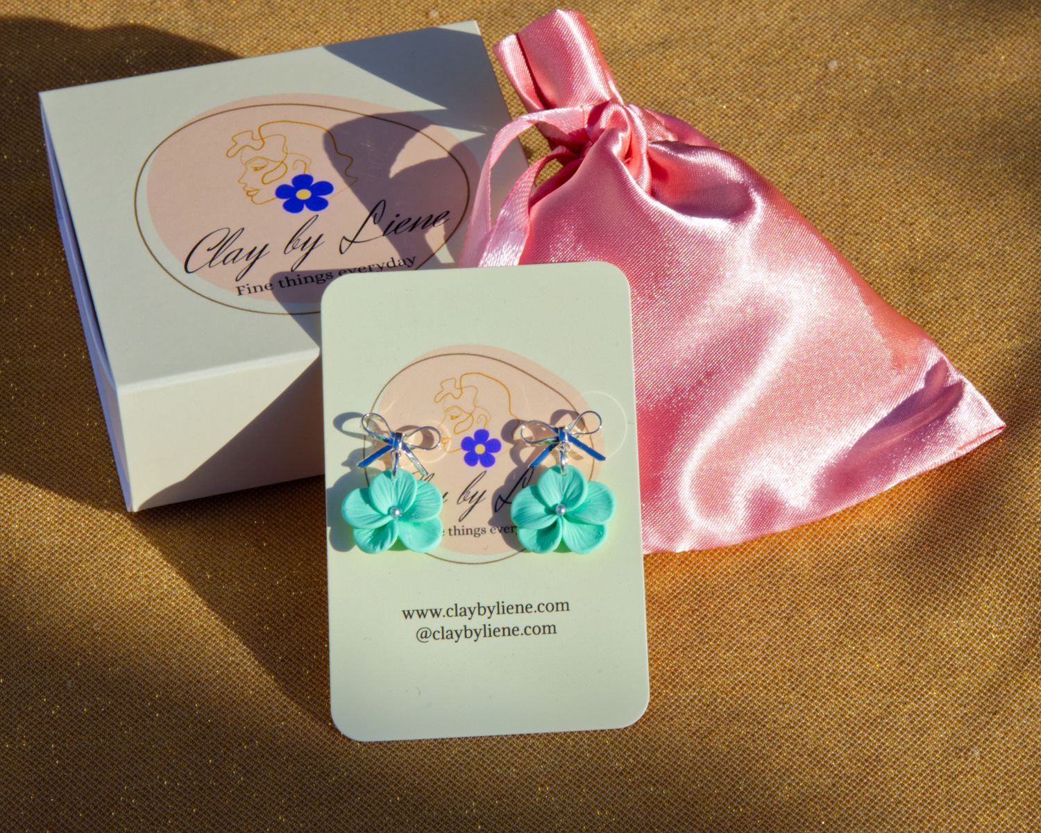 Small flower earrings with bows
