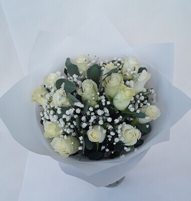 15 white roses in a bouquet!!