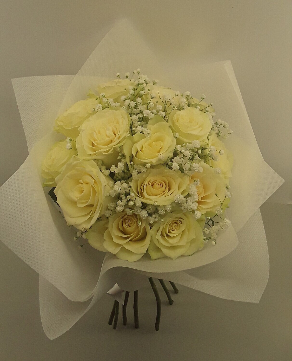 15 white roses in a bouquet!!