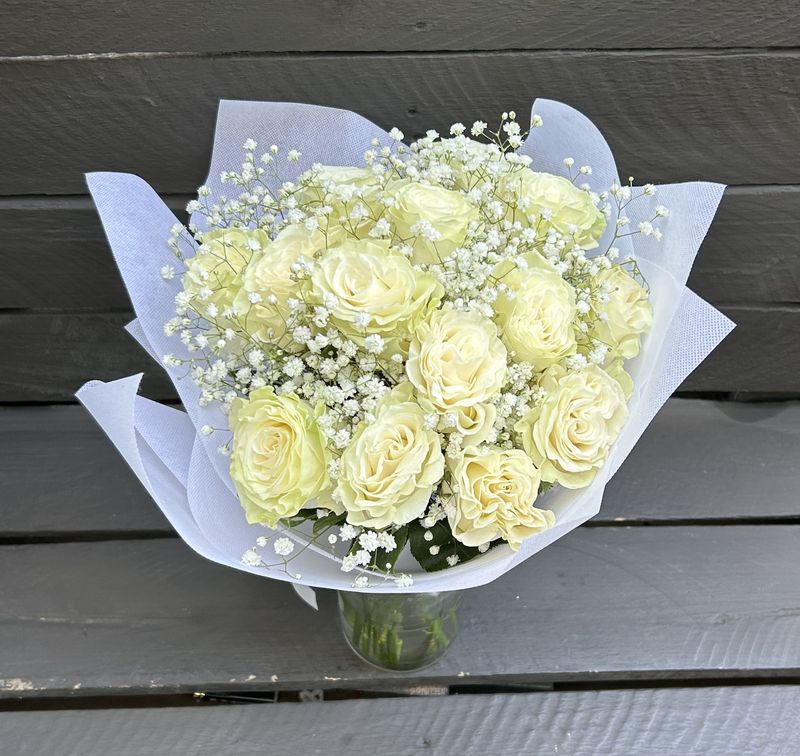 15 white roses in a bouquet!!