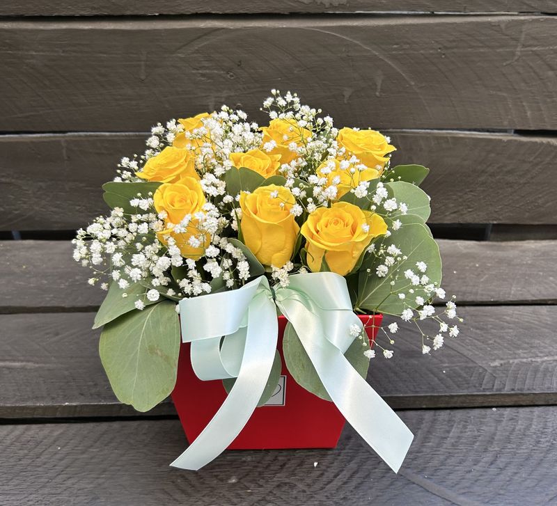 M14 - 9 Yellow Roses in a box