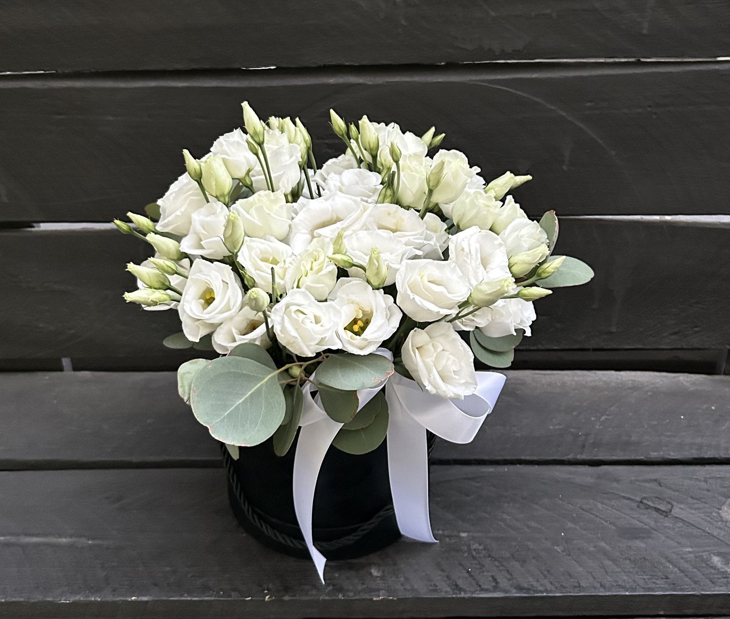 M02 - White lysianthos in a box