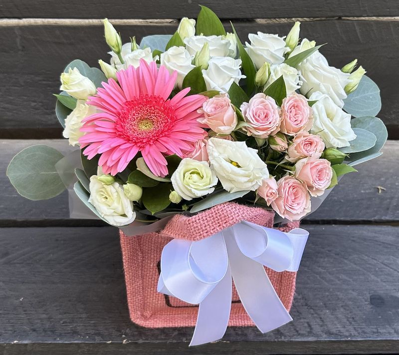 M06 - Mixed flowers in a bag